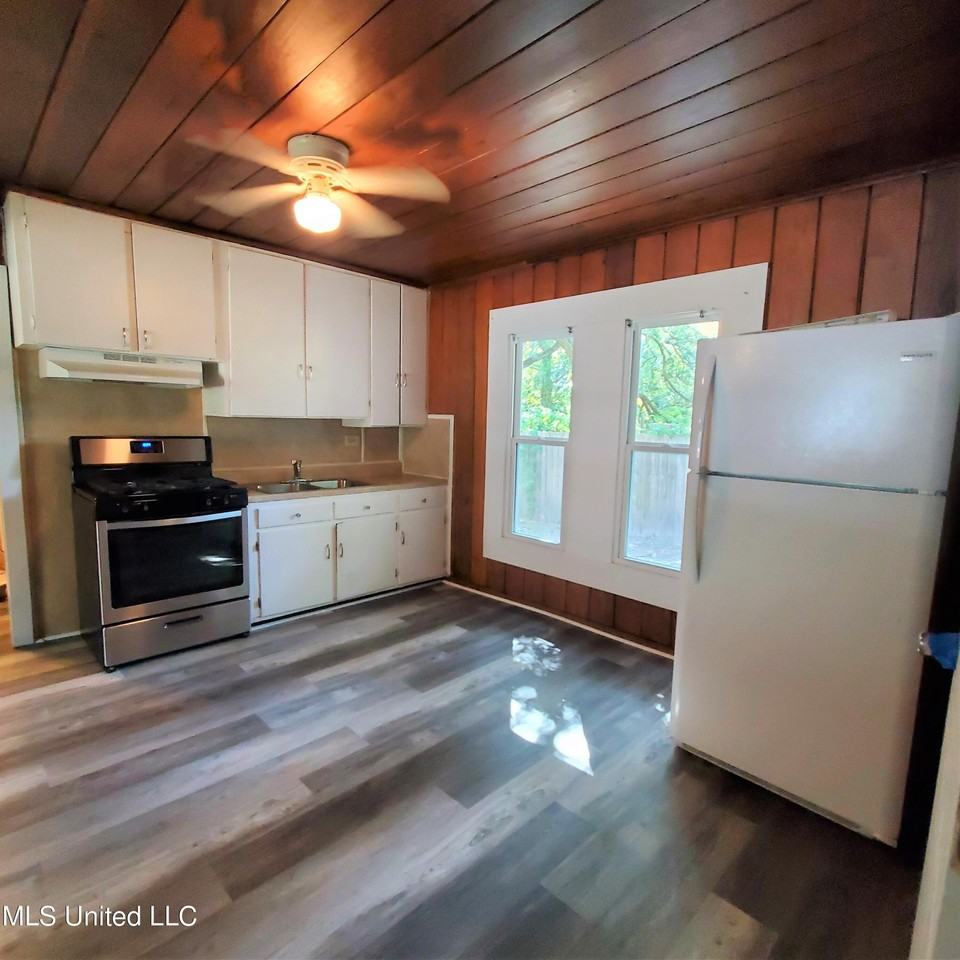 2217 32nd St - Photo 6 of 15