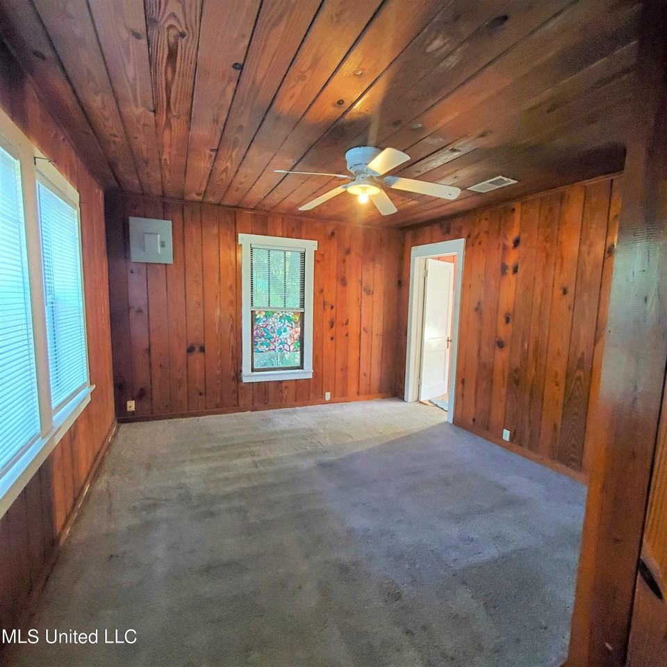 2217 32nd St - Photo 7 of 15