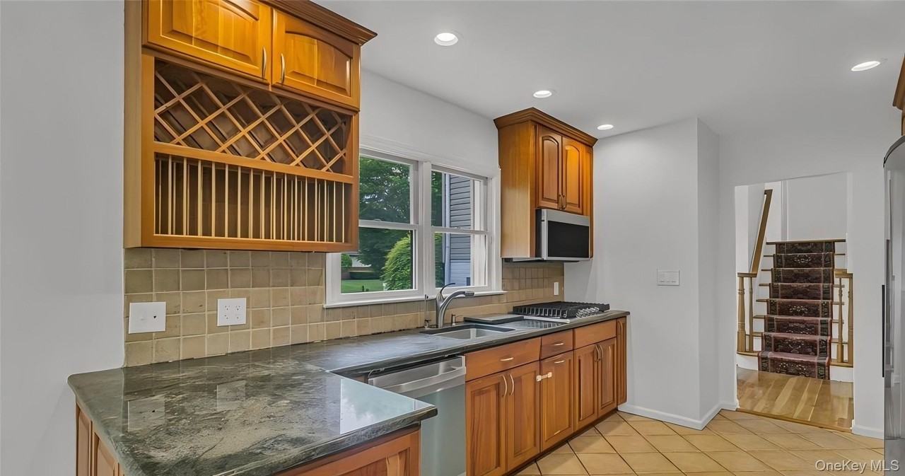 136 Lee Rd - Photo 6 of 19