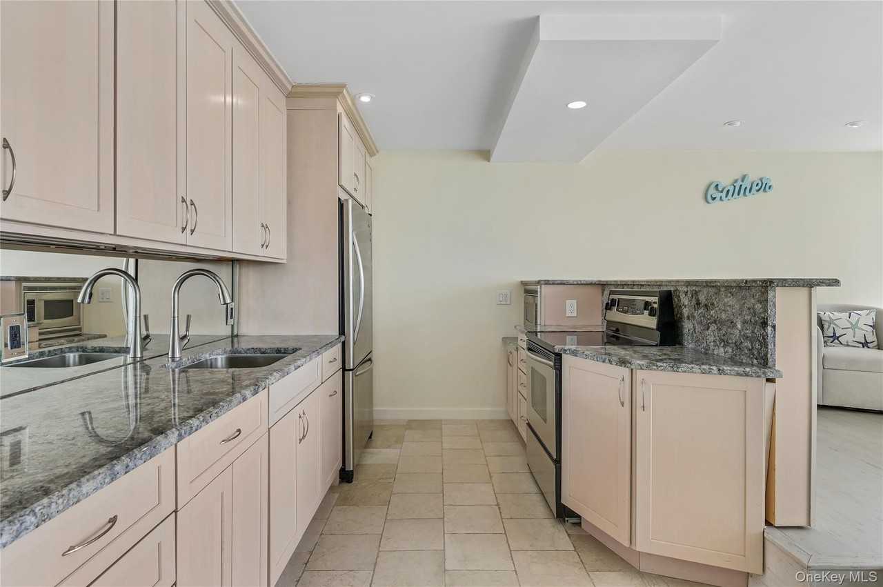 265 Dune Rd #68 - Photo 3 of 31