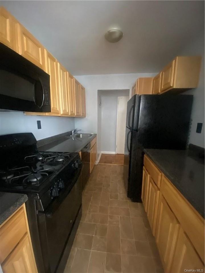 4 Sadore Ln #2W - Photo 4 of 7