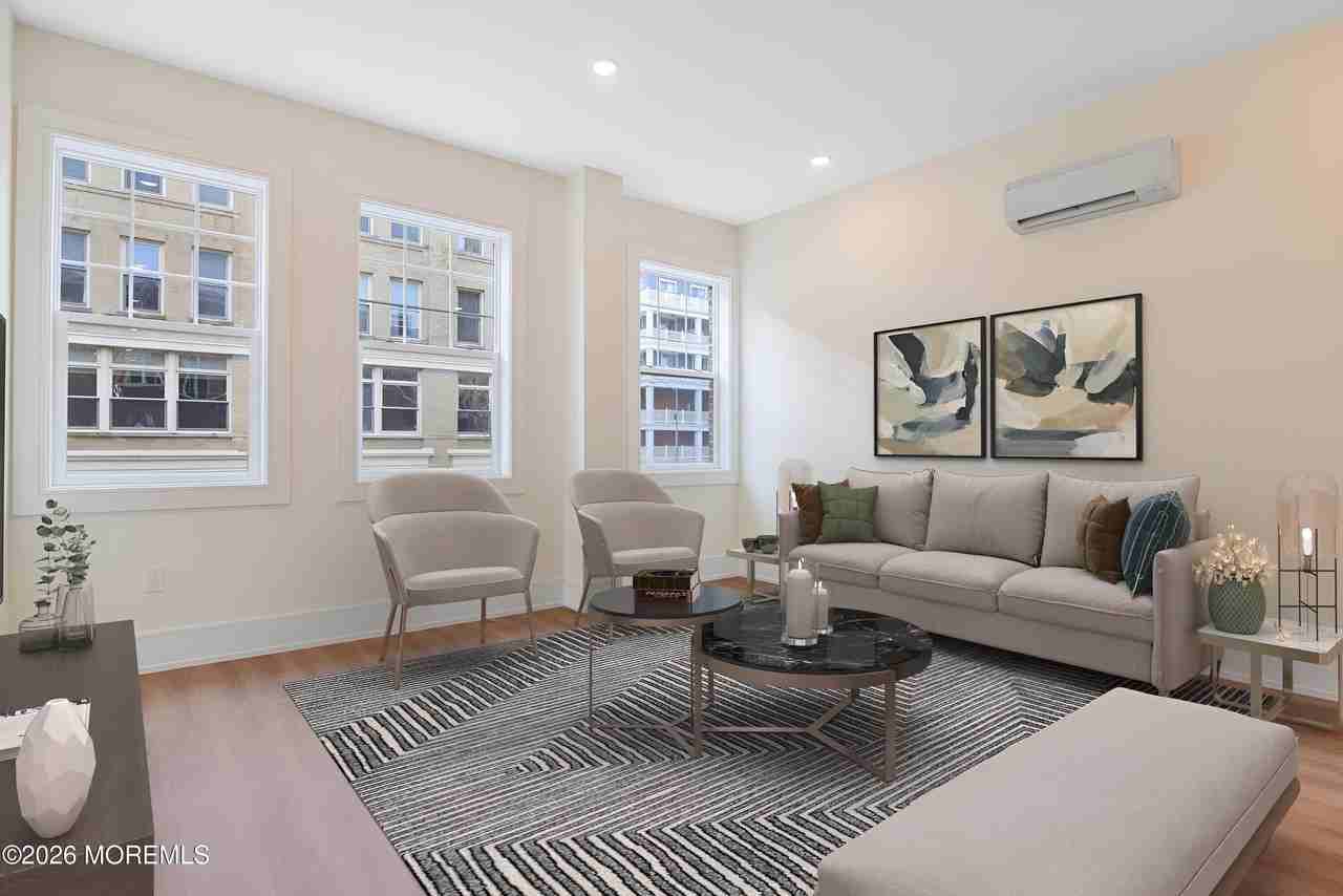 527 Bangs Ave #201