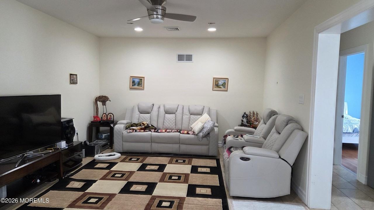 255 Pine Dr - Photo 4 of 10
