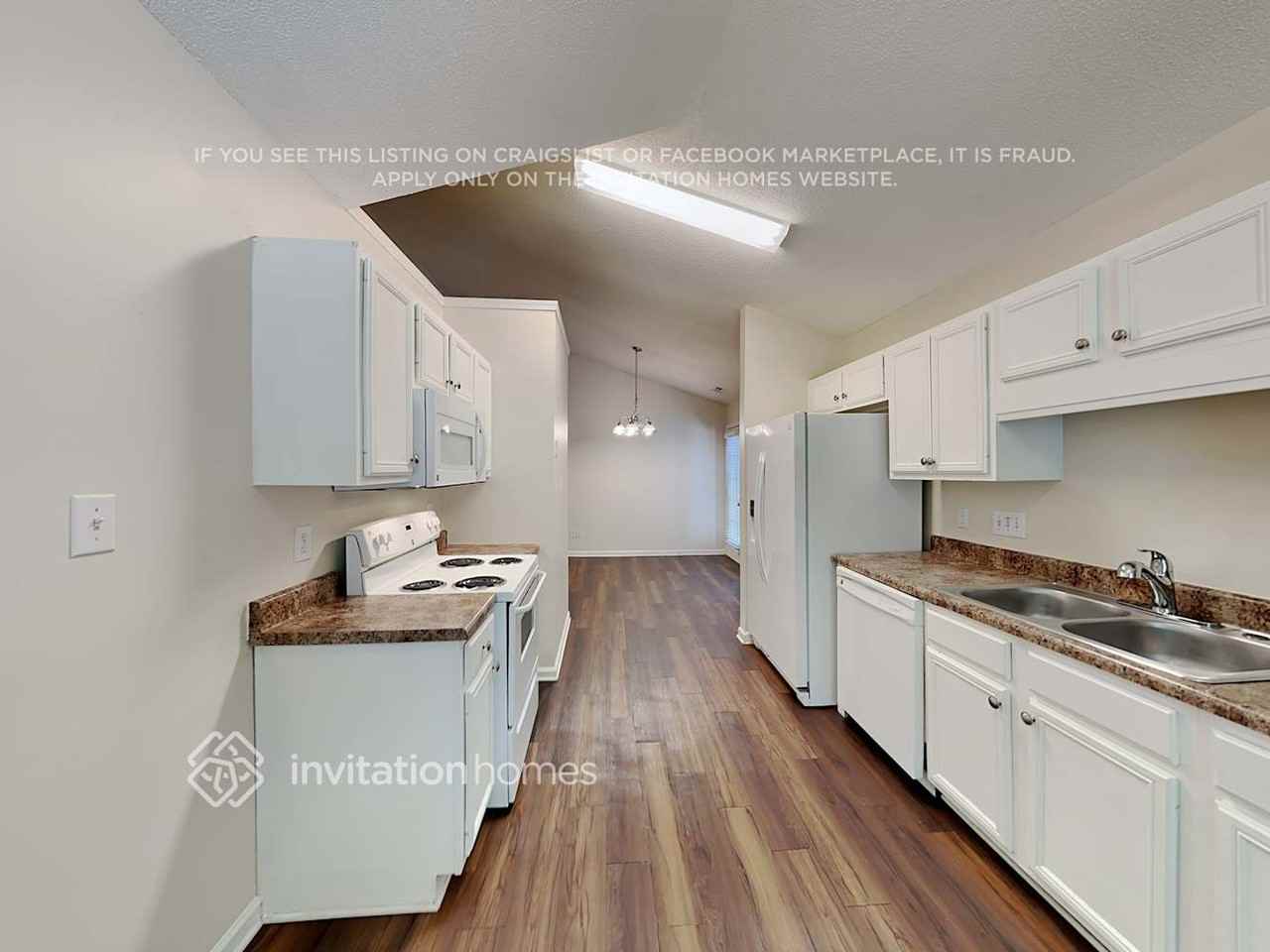 7805 Royce Hall Ln - Photo 7 of 18