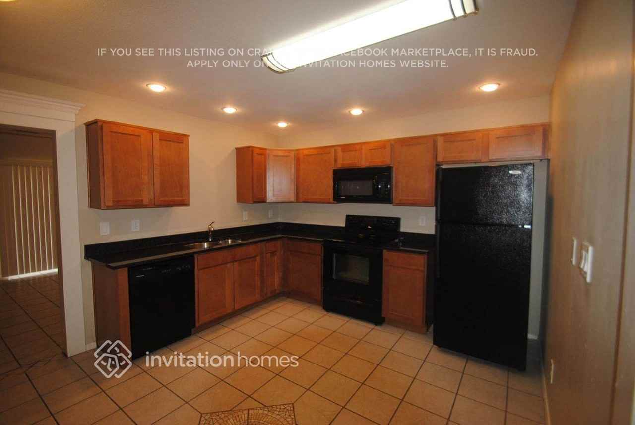 17837 N 31st Dr - Photo 2 of 8