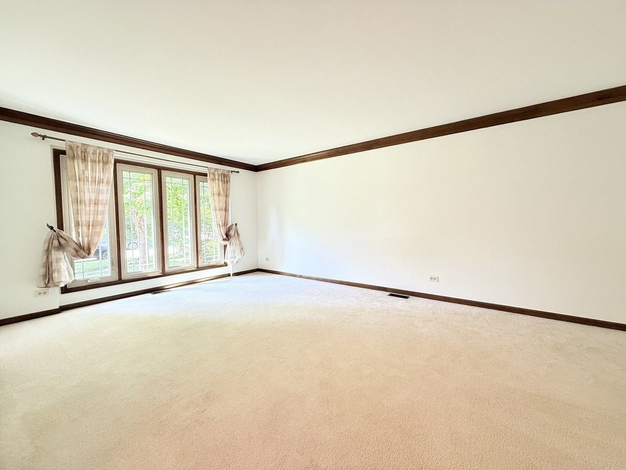 2318 River Woods Dr - Photo 4 of 36