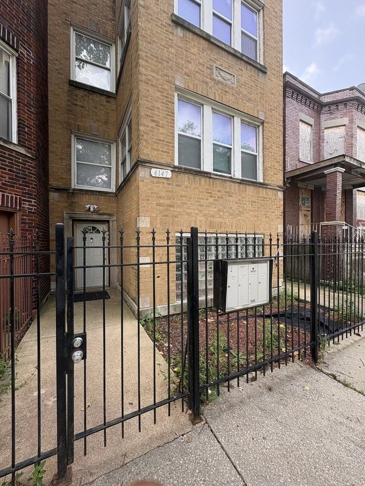 4147 W Arthington St #1 - Photo 3 of 39