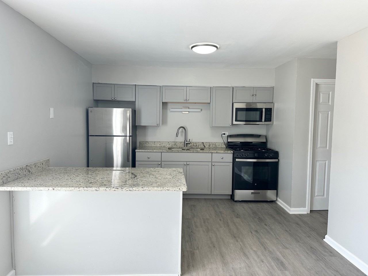 1721 E Roosevelt Rd #2 - Photo 3 of 20