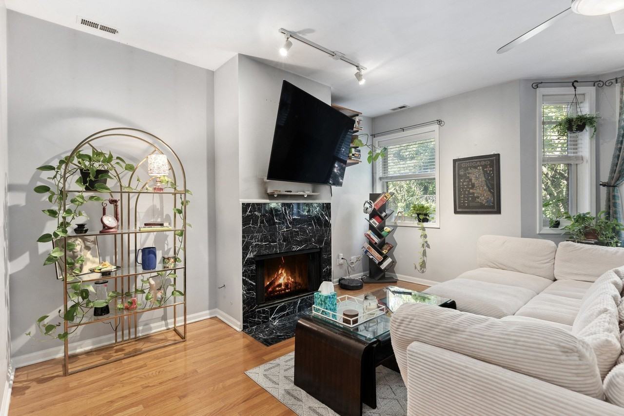 1522 N Bosworth Ave #2 - Photo 3 of 18