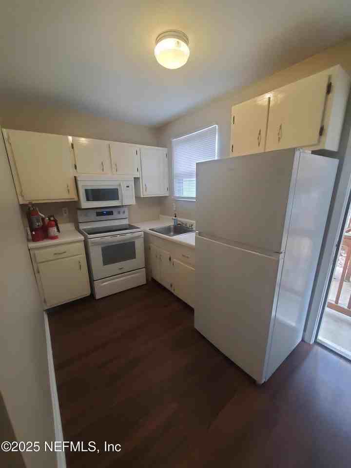 3220 Herschel St #2 - Photo 7 of 11