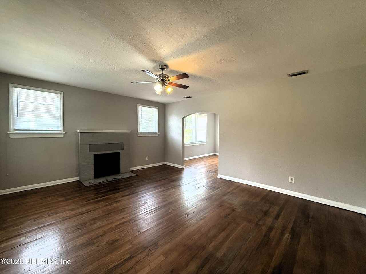 843 Mackinaw St - Photo 3 of 18