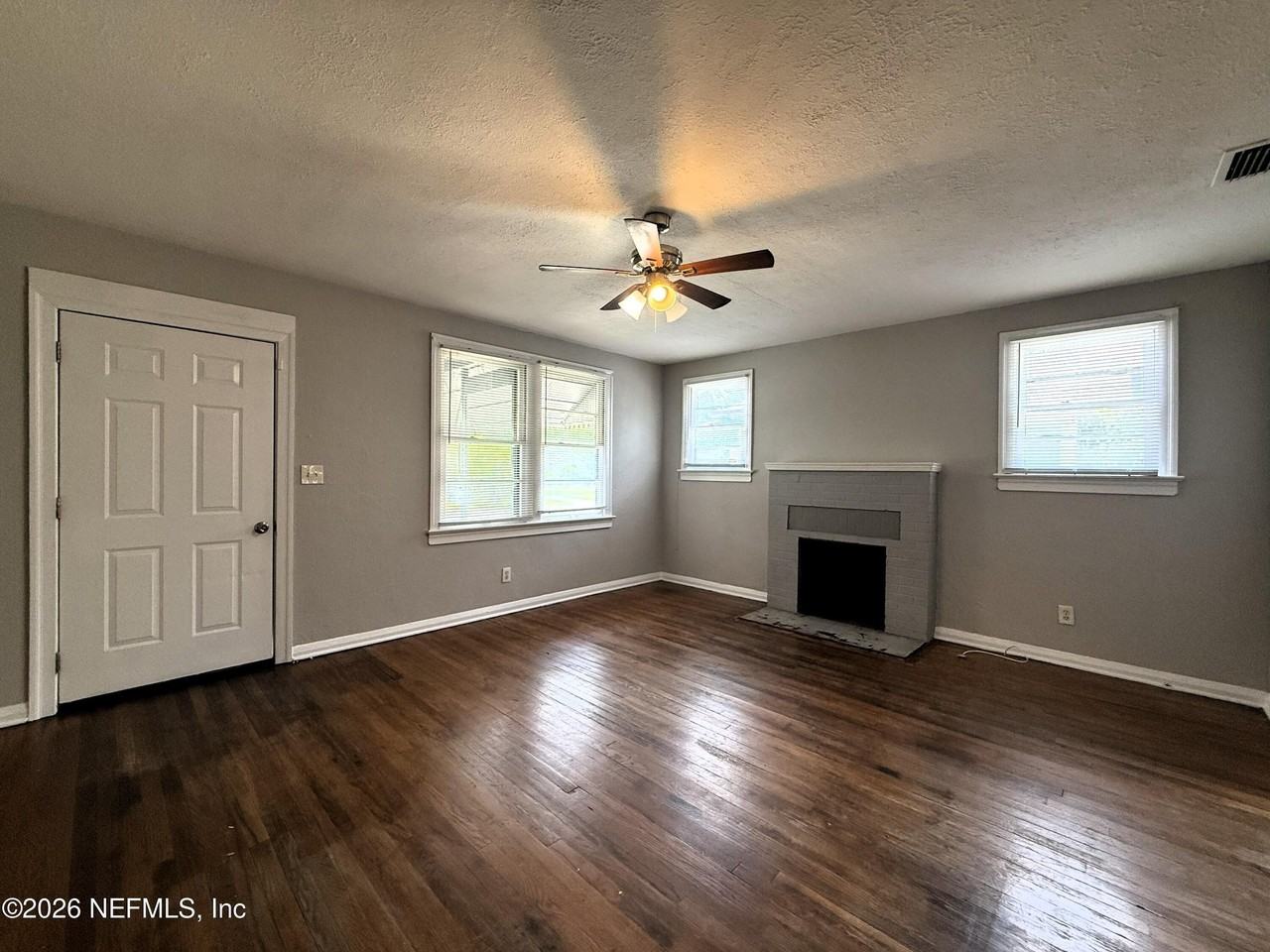 843 Mackinaw St - Photo 4 of 18
