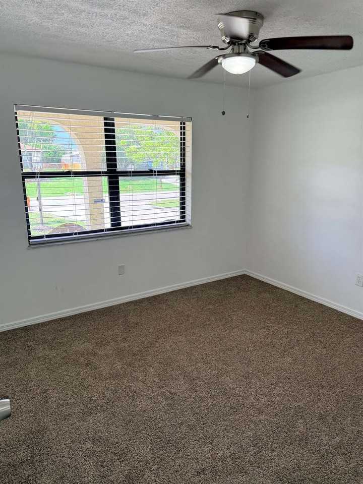 508 NE Azalea - Photo 4 of 13