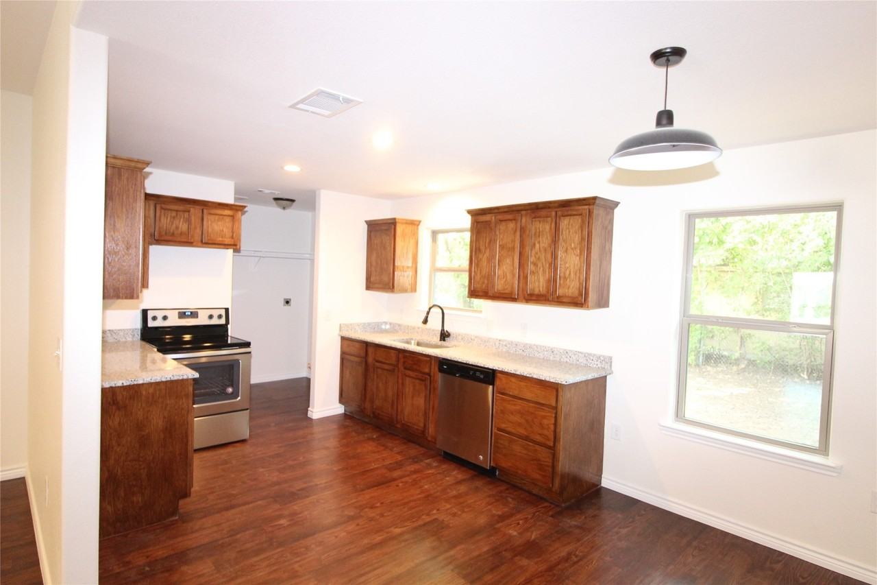 104 Boston St - Photo 4 of 16