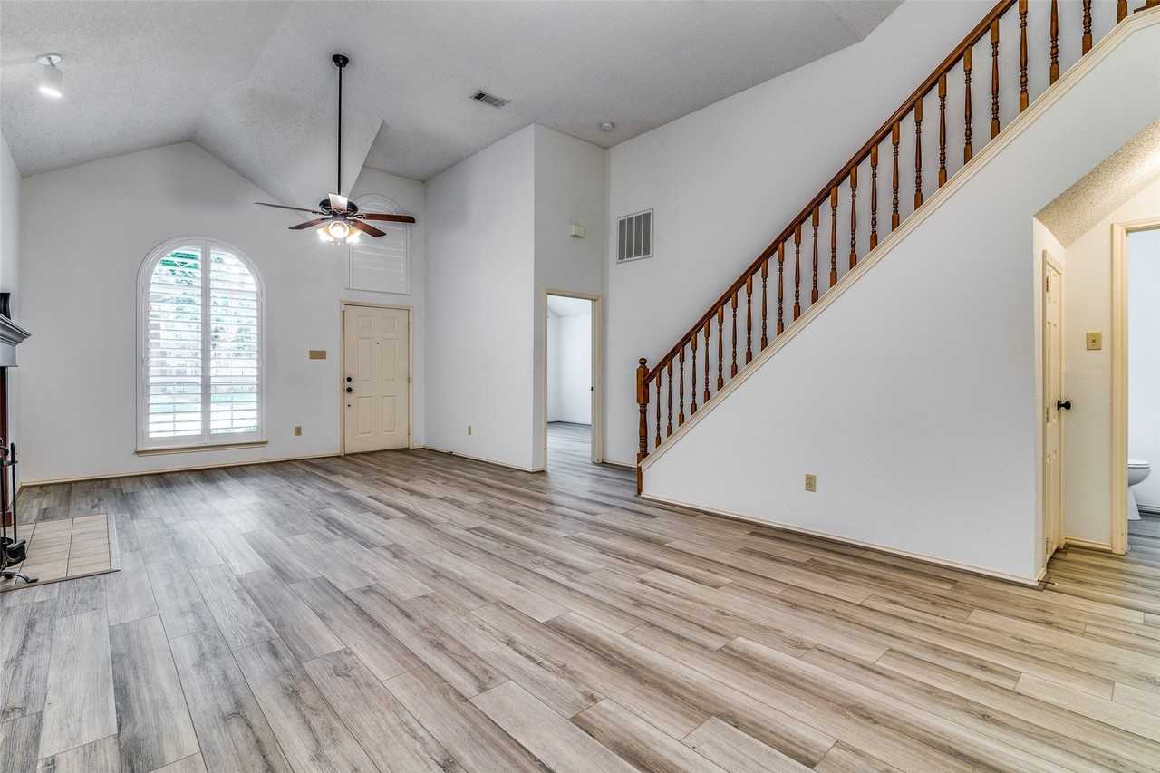 524 Raintree Cir - Photo 2 of 24
