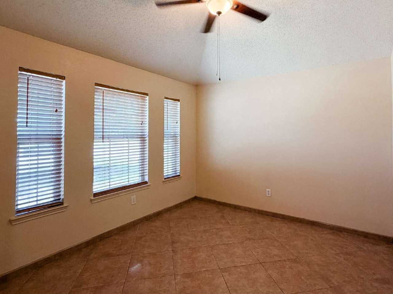 1009 Mckavett Dr - Photo 4 of 26