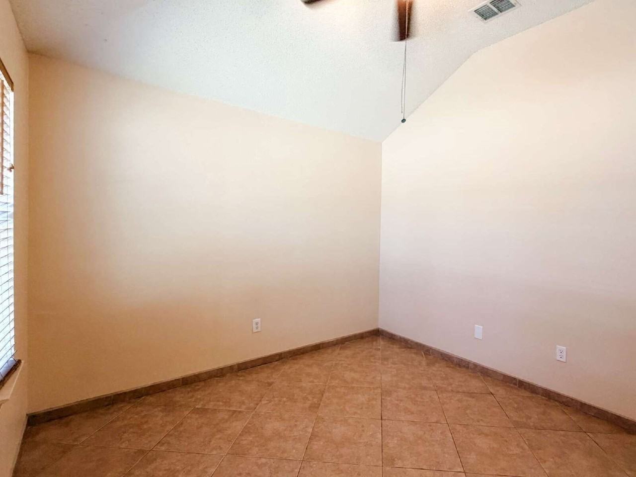 1009 Mckavett Dr - Photo 5 of 26