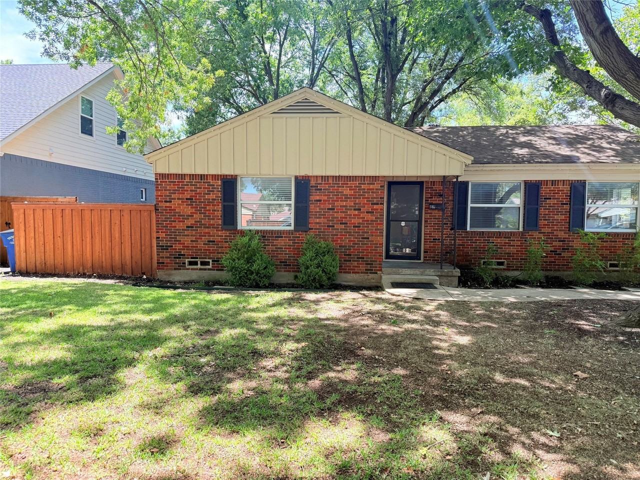 3708 Van Ness Ln - Photo 2 of 24