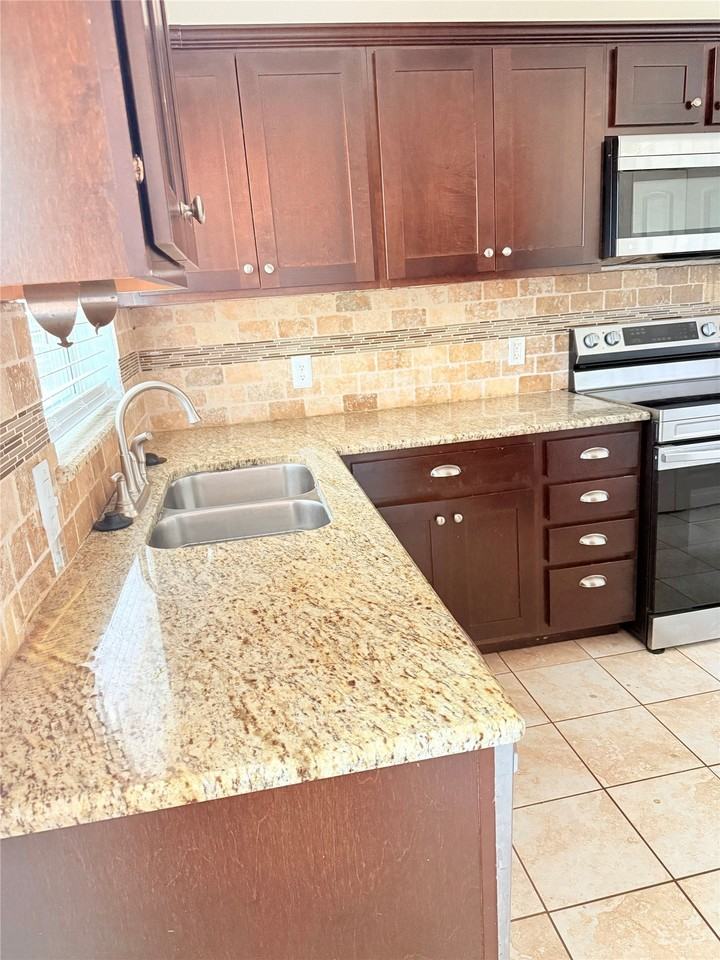 3708 Van Ness Ln - Photo 6 of 24