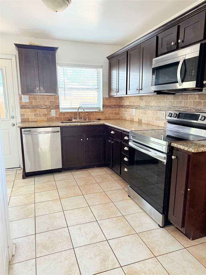 3708 Van Ness Ln - Photo 7 of 24