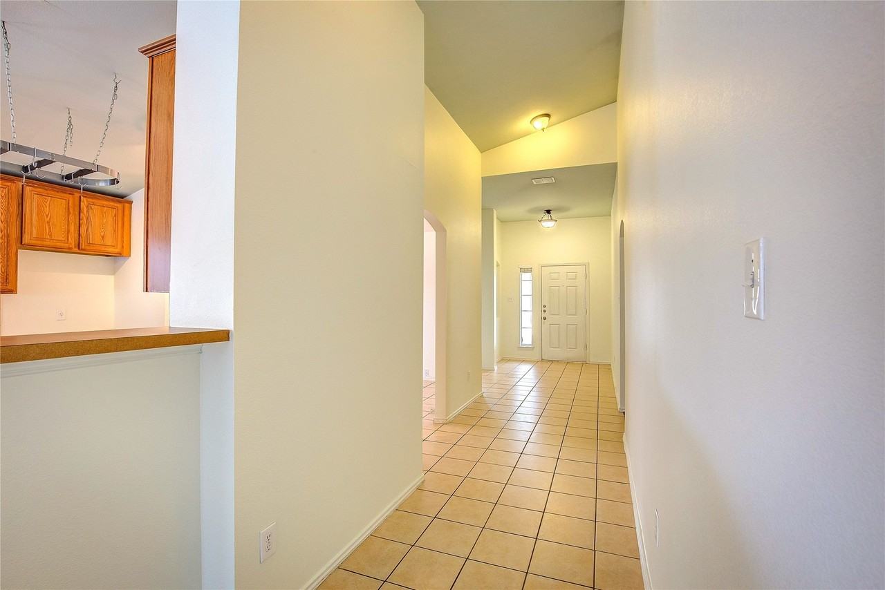 10200 Pear St - Photo 6 of 38