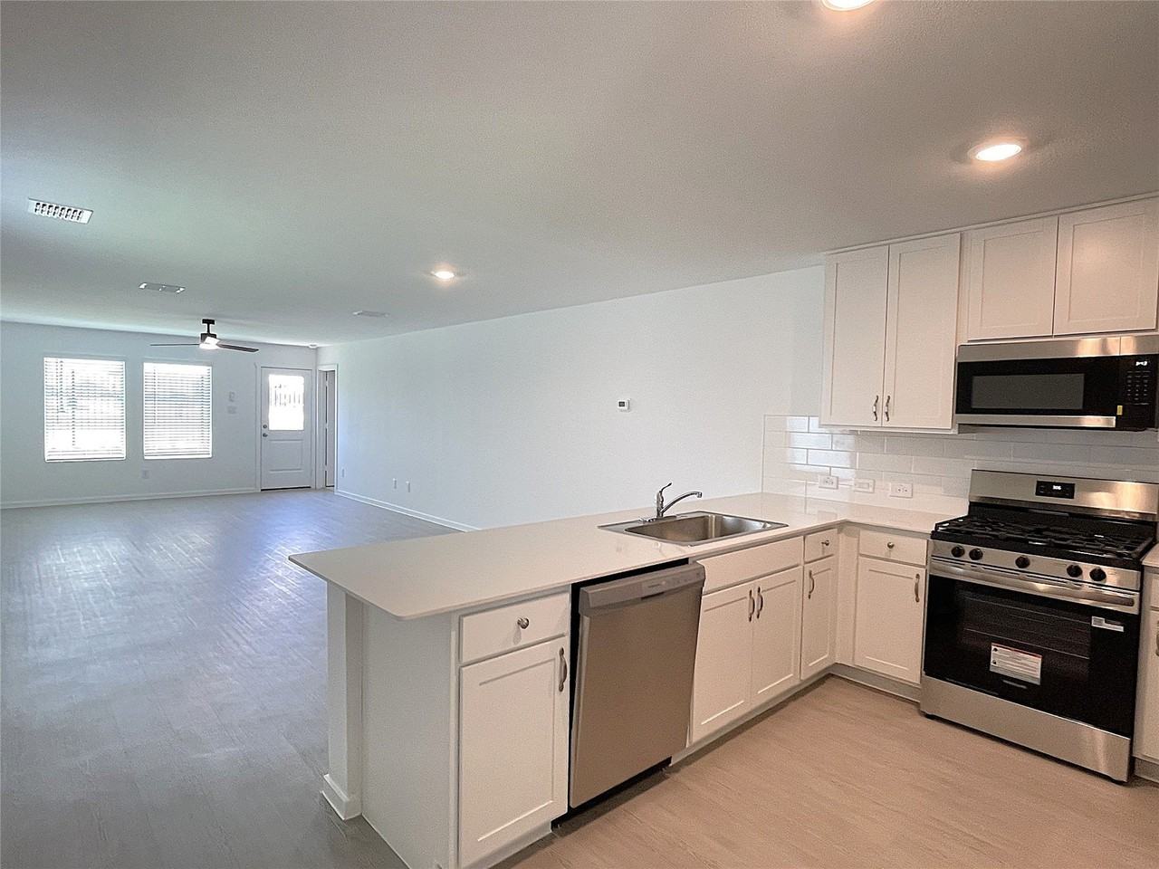 3185 Campeiro Ave - Photo 7 of 32