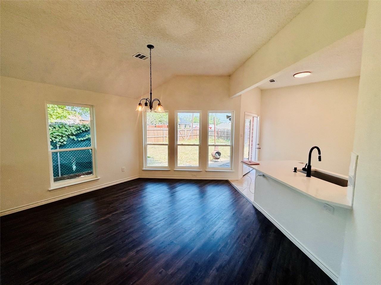 201 Hillside Dr - Photo 4 of 19