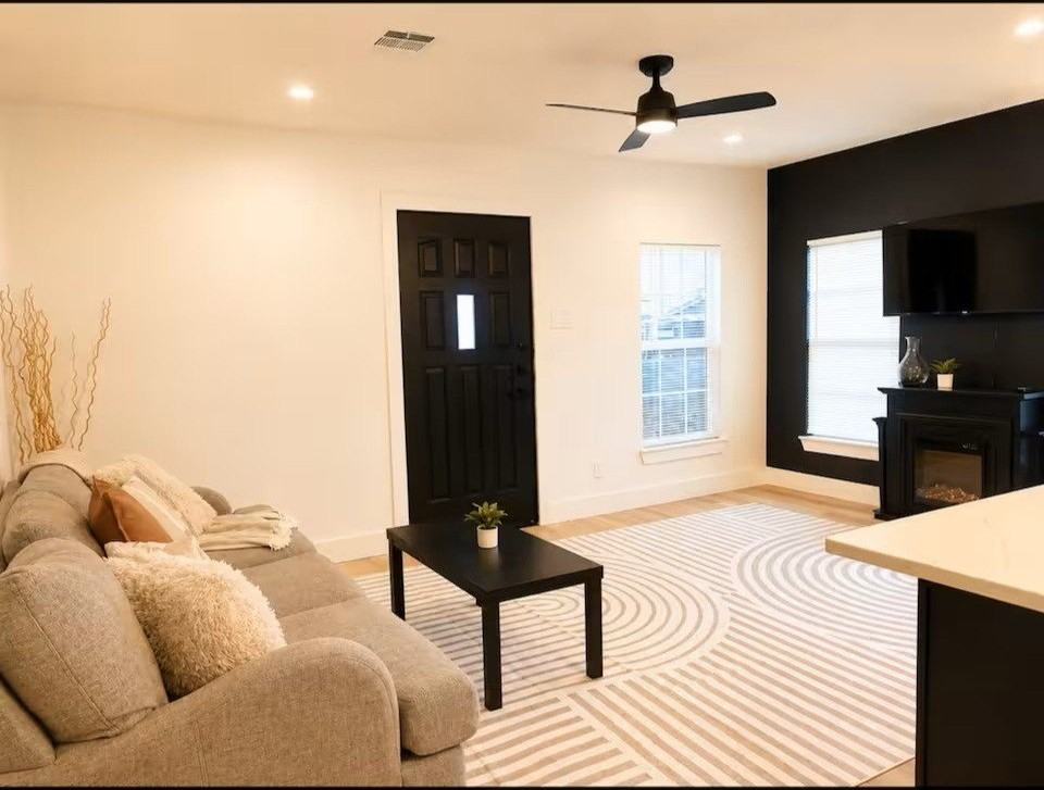 209 Kerby St - Photo 2 of 24