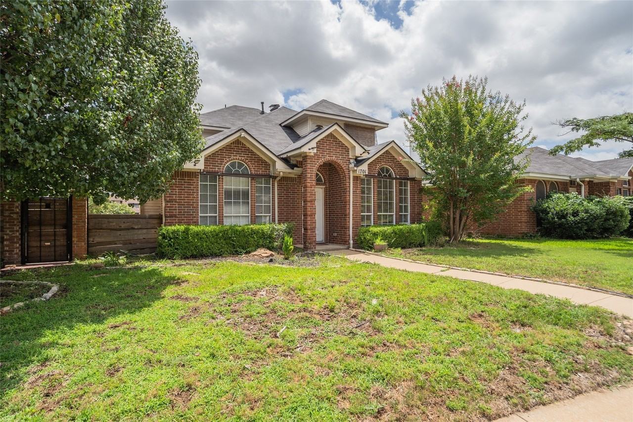 1701 Creekway Dr - Photo 2 of 28