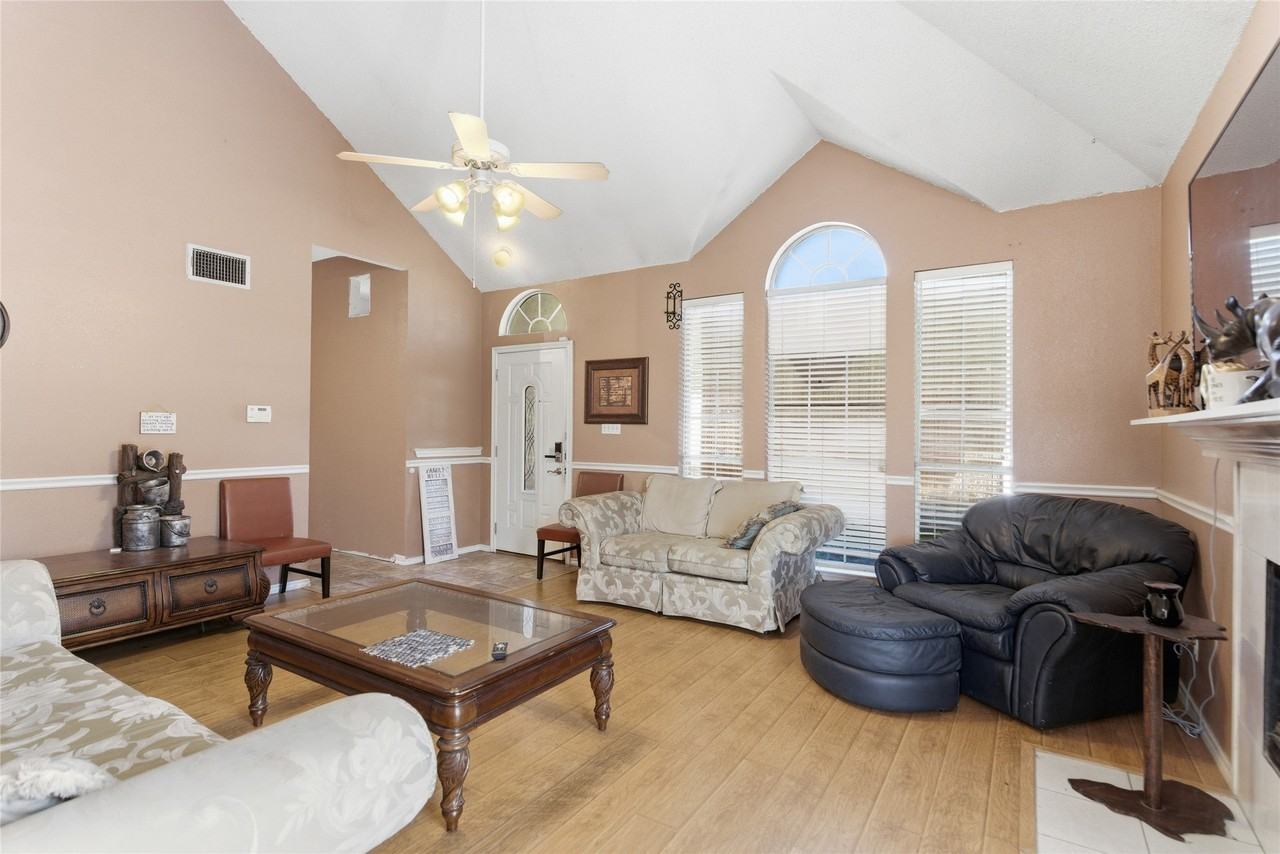 1701 Creekway Dr - Photo 5 of 28