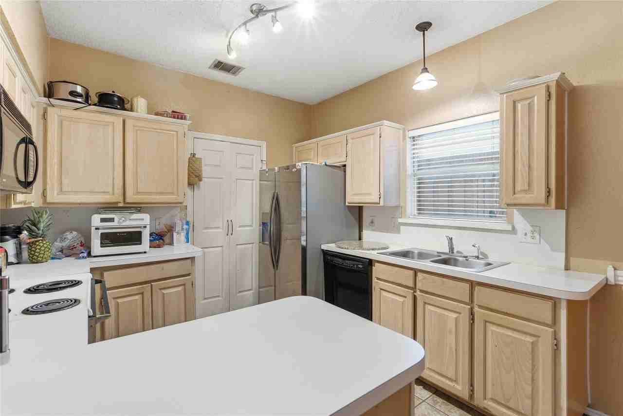 1701 Creekway Dr - Photo 7 of 28