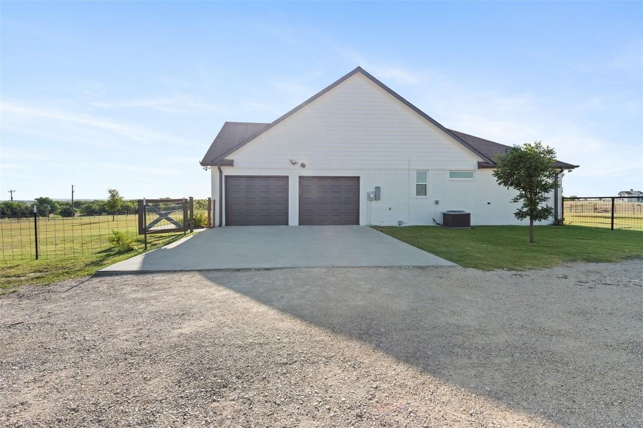 2060 Melton Rd - Photo 7 of 38