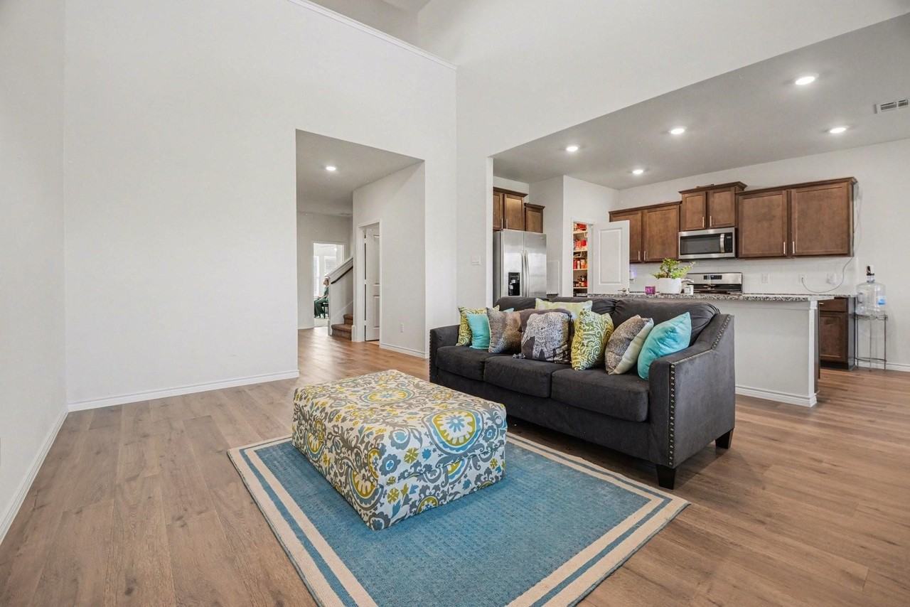 1613 Grand Villa St - Photo 4 of 32