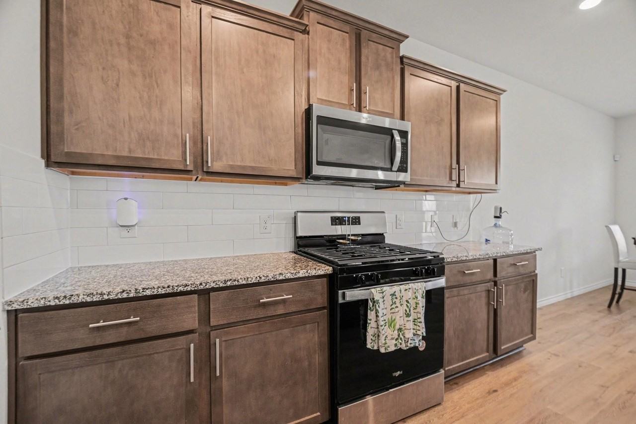 1613 Grand Villa St - Photo 5 of 32