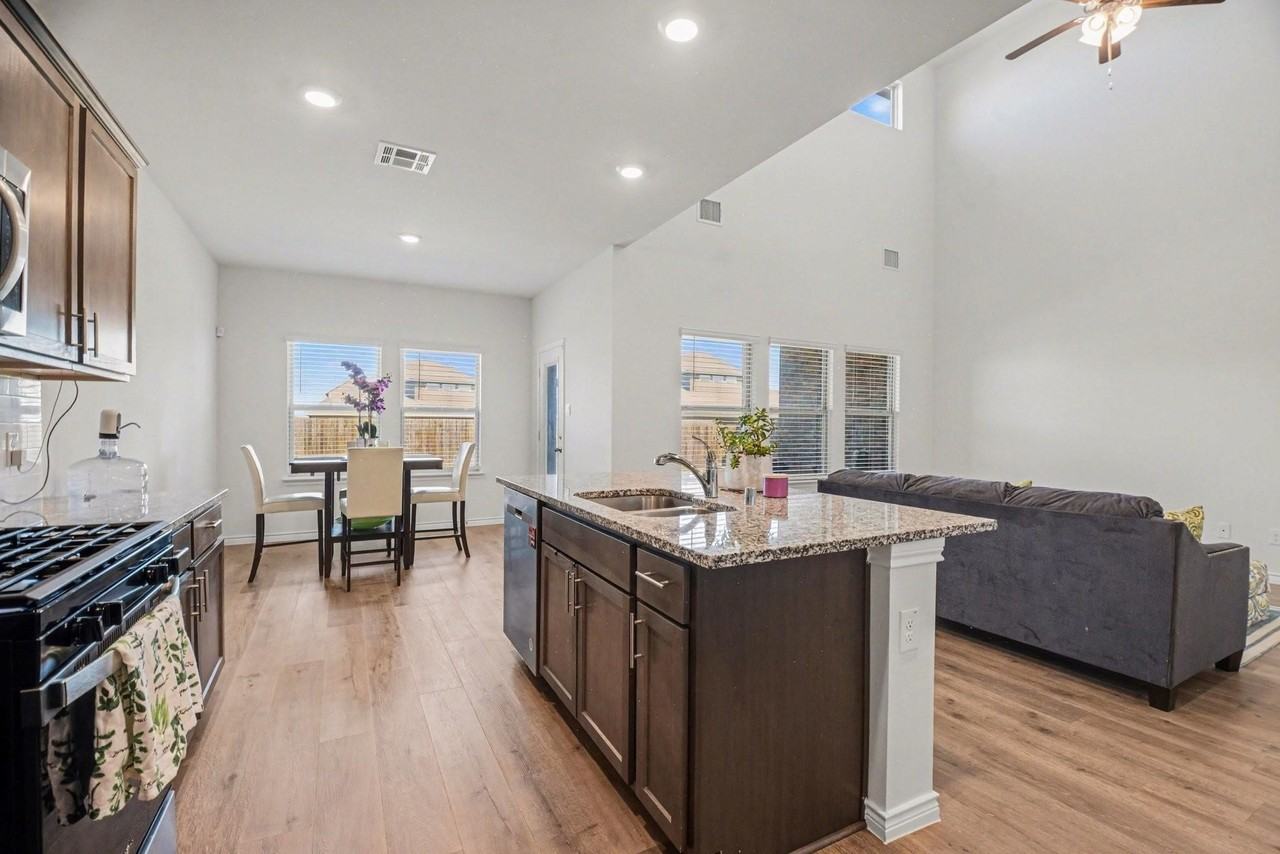 1613 Grand Villa St - Photo 6 of 32