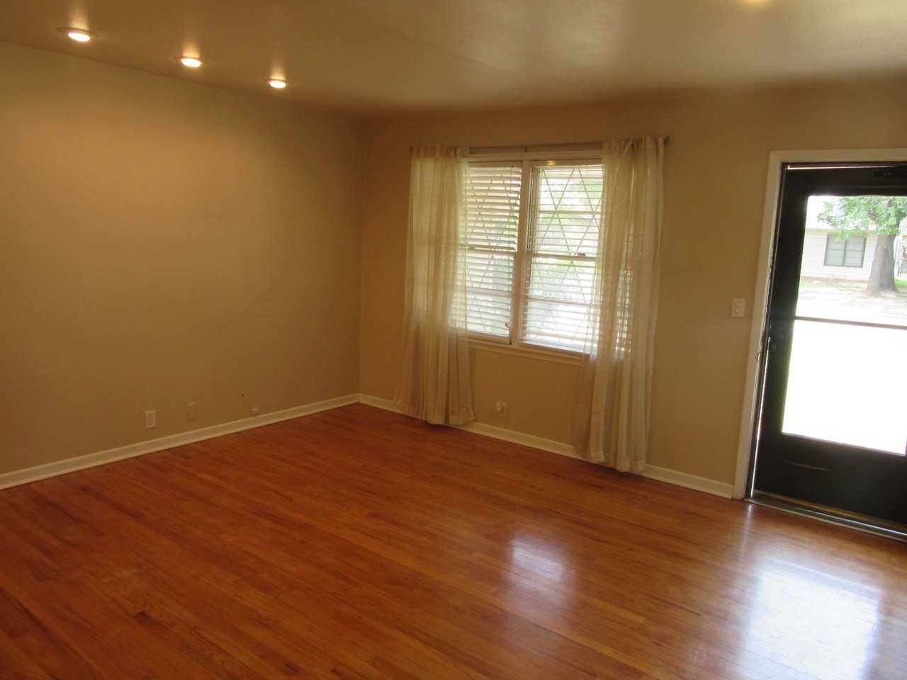 2509 S 25th St - Photo 3 of 19