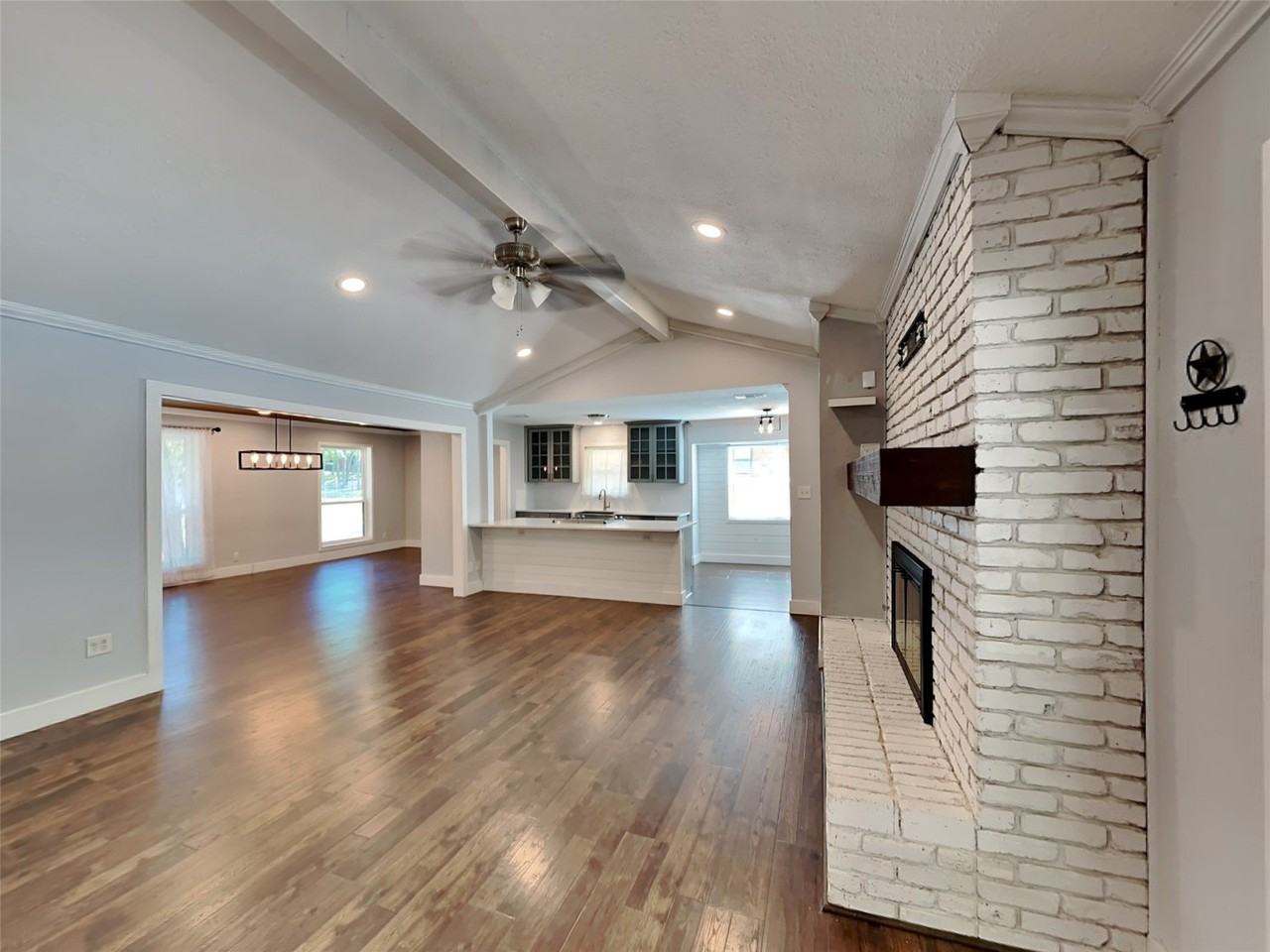 3704 Astoria Dr - Photo 4 of 24