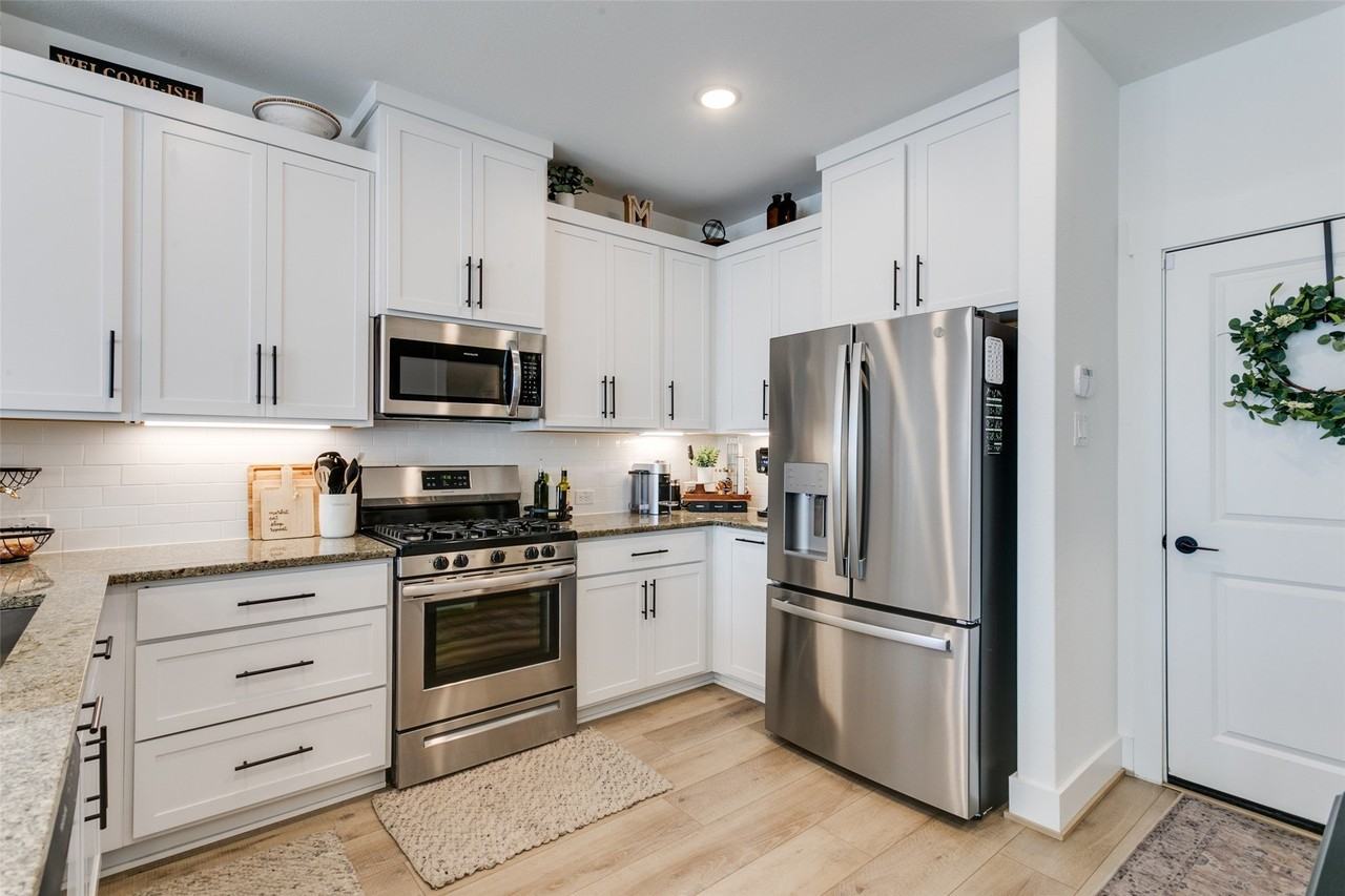 7605 Reis Ln - Photo 3 of 23