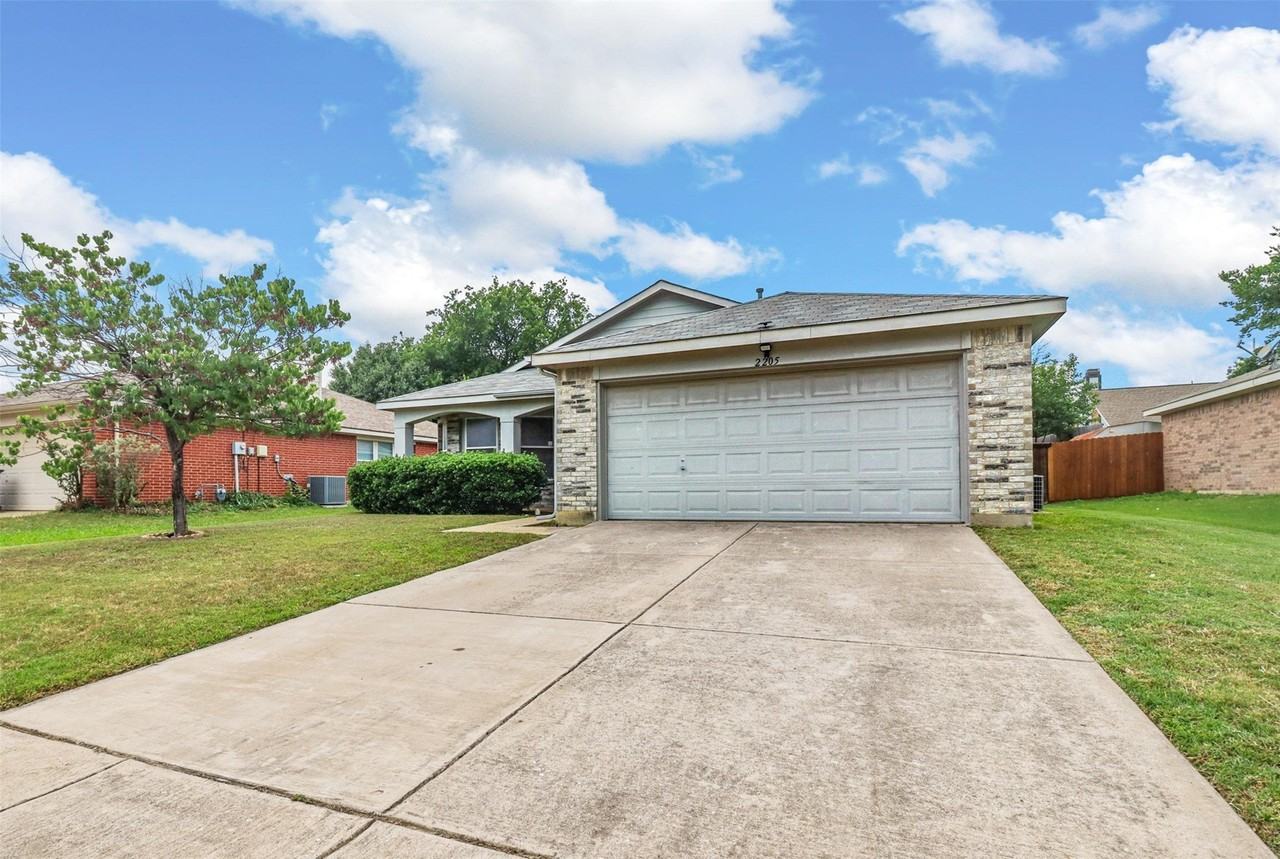 2205 Lookout Ln - Photo 2 of 40