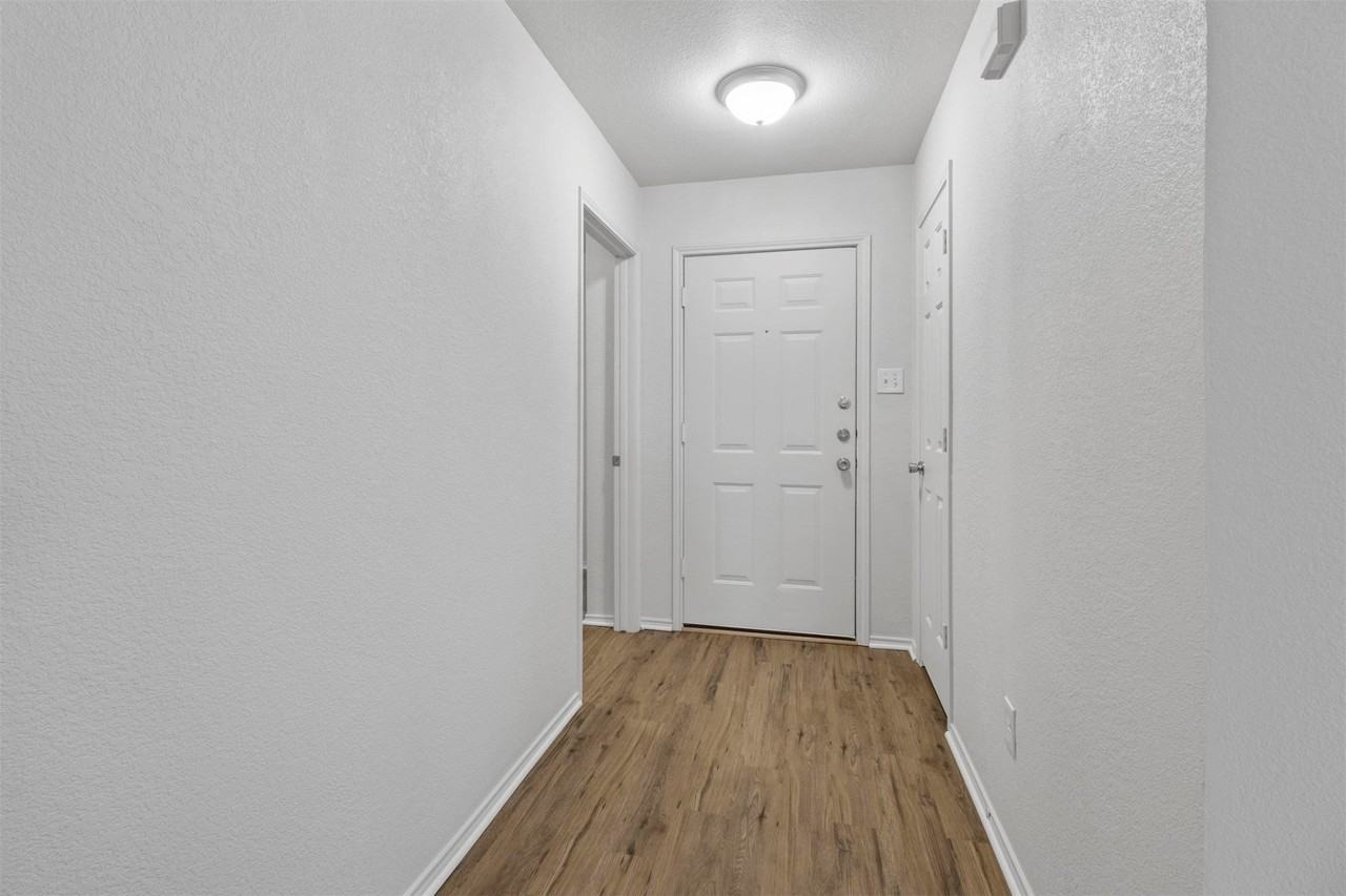 2205 Lookout Ln - Photo 4 of 40
