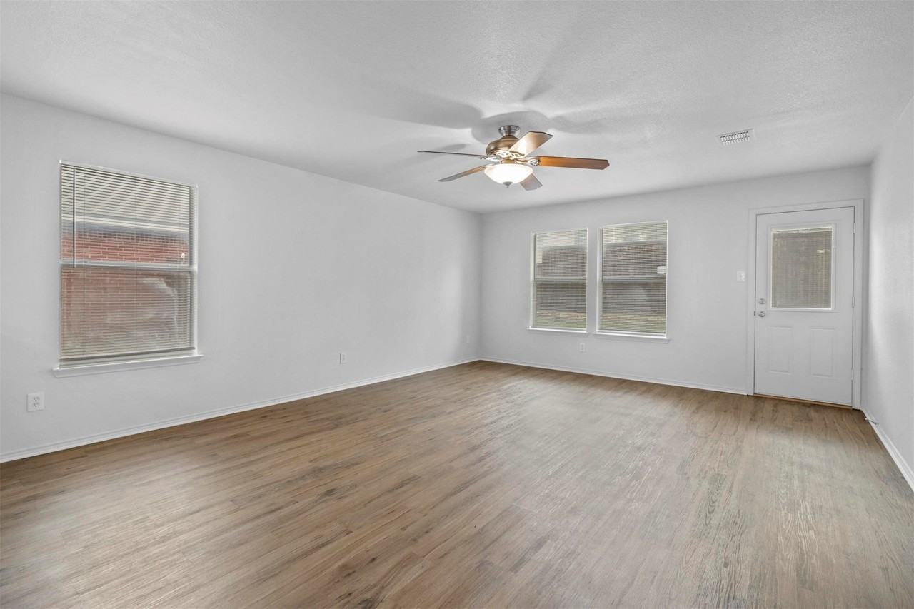 2205 Lookout Ln - Photo 5 of 40