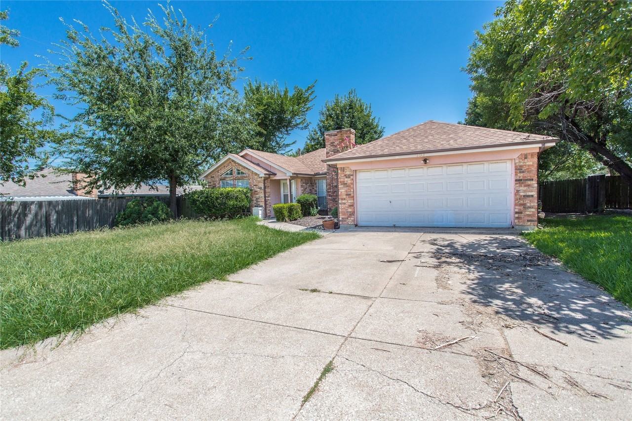 303 Shirley Dr - Photo 2 of 29