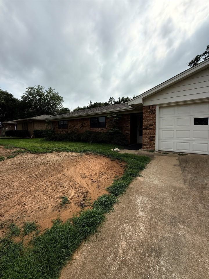 2409 Caprice Ave - Photo 2 of 15
