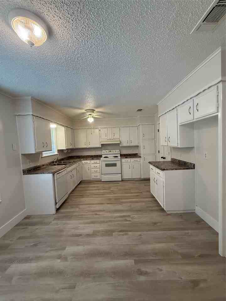 2409 Caprice Ave - Photo 4 of 15