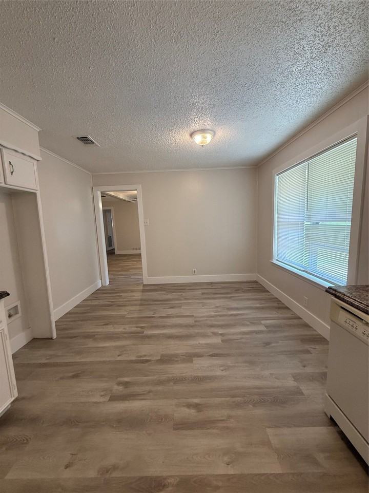 2409 Caprice Ave - Photo 5 of 15