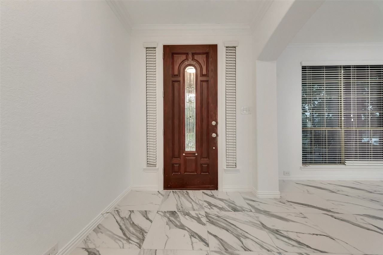 305 Blythe Bridge Dr - Photo 3 of 33