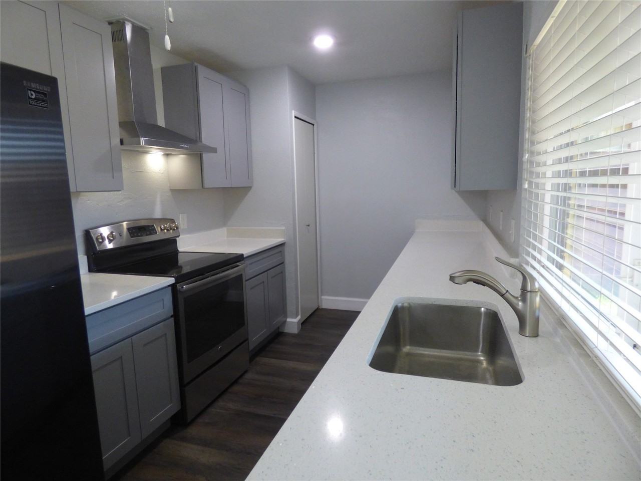 5016 Roberts Dr - Photo 4 of 38