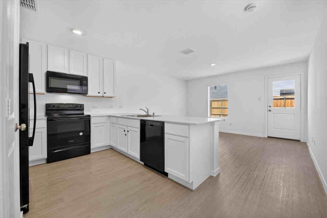 914 Sandhill Crane Ln - Photo 6 of 34