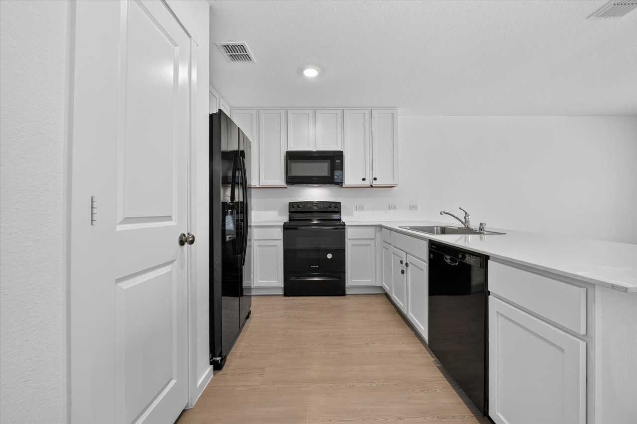914 Sandhill Crane Ln - Photo 7 of 34