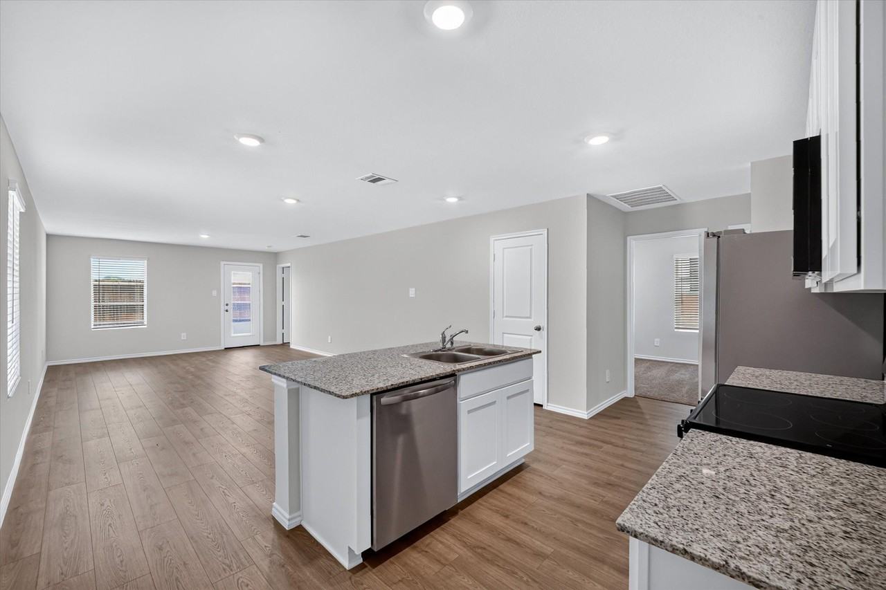 1813 Potomac Ln - Photo 4 of 25